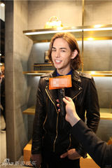 组图：任佑明(任言恺)李贤宰亮相活动碰撞奇妙火花