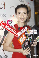 组图：董洁火红洋装亮相京城 妆容精致秀色可餐
