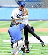 组图：少女时代宋承宪等捧场美国职业棒球比赛