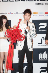 高清组图：张佑赫在京会粉丝 秀舞姿有爱互动