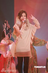 组图：郭书瑶井柏然牵手献唱亚视 张敬轩盼解封