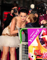 组图：凯蒂-佩里红蓝白假睫毛闪耀英国首映