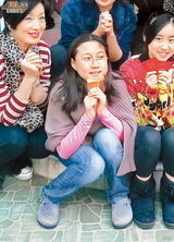 组图：吴绮莉携女换身份证 小龙女获千元红包