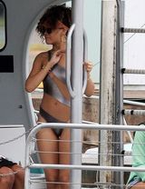 组图：蕾哈娜泳装现身游艇秀火辣身材