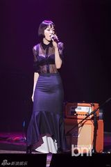 组图：紫雨林回归首唱 女主唱透视装性感