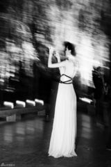 组图：张静初曝光活动花絮 梦幻意境穿越古城