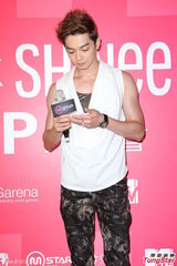 组图：SHINee自曝爱玩网游 成员模仿女生跳舞