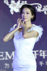 组图：林志玲出席代言活动 起舞助兴似仙女下凡