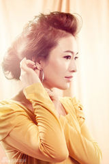 组图：姚懿纯暖春写真出炉 唯美知性展露无遗