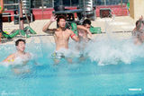 高清图：香港先生上演男色诱惑 水球比赛玩得High