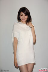 组图：吴亚馨拍宣传照秀美腿 似已走出过去阴影