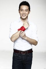 组图：沙溢白色衬衫阳光无限 腕缚红领巾助公益