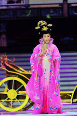 组图：李玉刚亮相安徽春晚反串献唱《梨花颂》