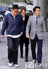 组图：韩女星涉药案三审 张美仁爱李升燕脸僵硬