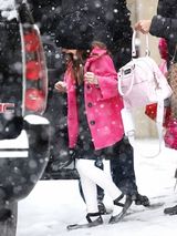 组图：小苏瑞玫红大衣赴学校 雪花中欢舞超开心