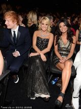 组图：凯莉安德伍德囊获乡村歌手乡村歌曲两奖