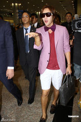 组图：张根硕红衣抵台大送飞吻 粉丝疯狂