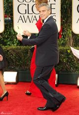 高清组图：乔治-克鲁尼亮相红毯搞笑大晒邀请函