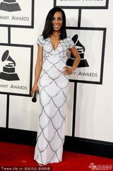 组图：主持人罗宾森玩优雅格调 深V秀沟性感