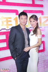 组图：安志杰谢婷婷亮相结婚派对 称还没求婚打算