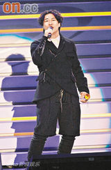 幻灯图：设计师点评歌手着装 千奇百怪争奇斗艳 