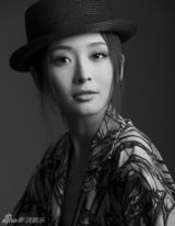 组图：李曼黑白爵士大片曝光 展现夏日别样风采 