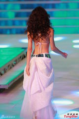 组图：港姐大尺度深V秀乳沟 背部全裸纤腰曼妙