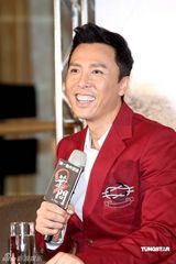 幻灯图：甄子丹台北宣传《叶问2》 展现温情一面