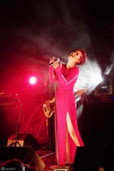 组图：谭维维首唱会红裙献唱 摇滚女王气势十足