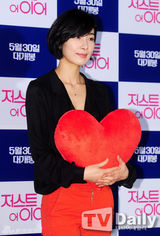 组图：郑京浩金素恩等捧爱心支持英国影片试映