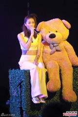 组图：钟嘉欣热力开唱 陈慧琳担任嘉宾