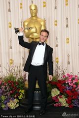 组图：奥斯卡后台-克里斯-特里奥捧奖杯卖萌