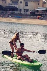 组图：丽塔-奥拉迪拜度假玩high秀性感身材