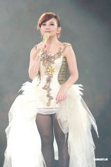 组图：梁静茹银白短裙开唱 送亲笔签名纸飞机