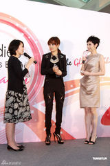 幻灯图：容祖儿露背装示人 健康状况频出直言犯太岁