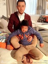 组图：郭涛与儿子表情神同步 翻白眼喜感十足