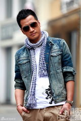 组图：何晟铭着休闲西装街拍 秀初秋型男风范