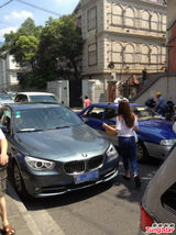 组图：《梦之声》女歌手艾菲坐宝马疑有私生女