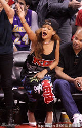 组图：蕾哈娜观战NBA忘情吃零食翻白眼