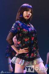 组图：4minute回归突袭游乐园 泫雅短裤秀翘臀