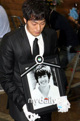 幻灯图：朴龙河灵车抵达火葬场 骨灰将安置京畿道