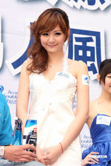 幻灯图集：安心亚清爽亮相 为男粉丝送洗发服务