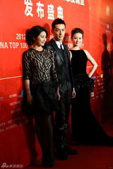 组图：胡歌携两美亮相 刘诗诗黑裙秀美背