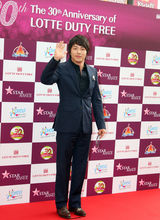 高清组图：宋承宪崔智友rain等出席乐天纪念仪式