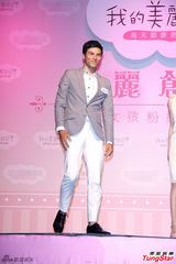 组图：凤小岳亮相产品代言 西装笔挺帅气有型