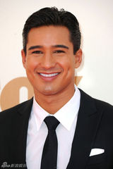 组图：艾美奖红毯 名嘴马里奥-洛佩兹亮相