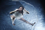 组图：秀场女舞者湿身露点躺水中 观众伸手触摸