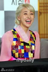 组图：徐仁英等穿韩服宣传《了不起的婆家》