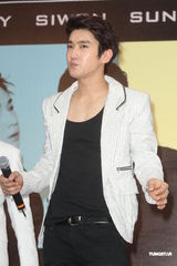 组图：SJ-M台北签唱会 兄弟情深互喂台湾小吃