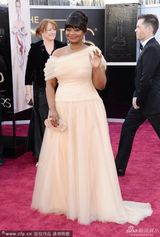 组图：奥克塔维亚-斯宾瑟白纱裙小露香肩